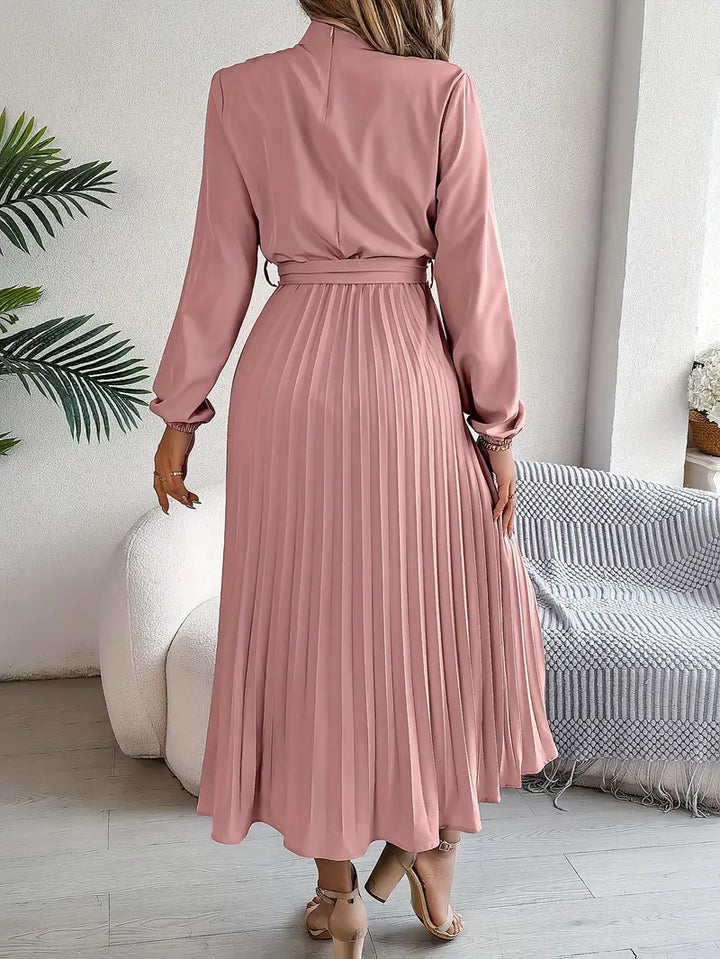 Grace – Elegantes Kleid mit hohem Kragen und definierter Silhouette