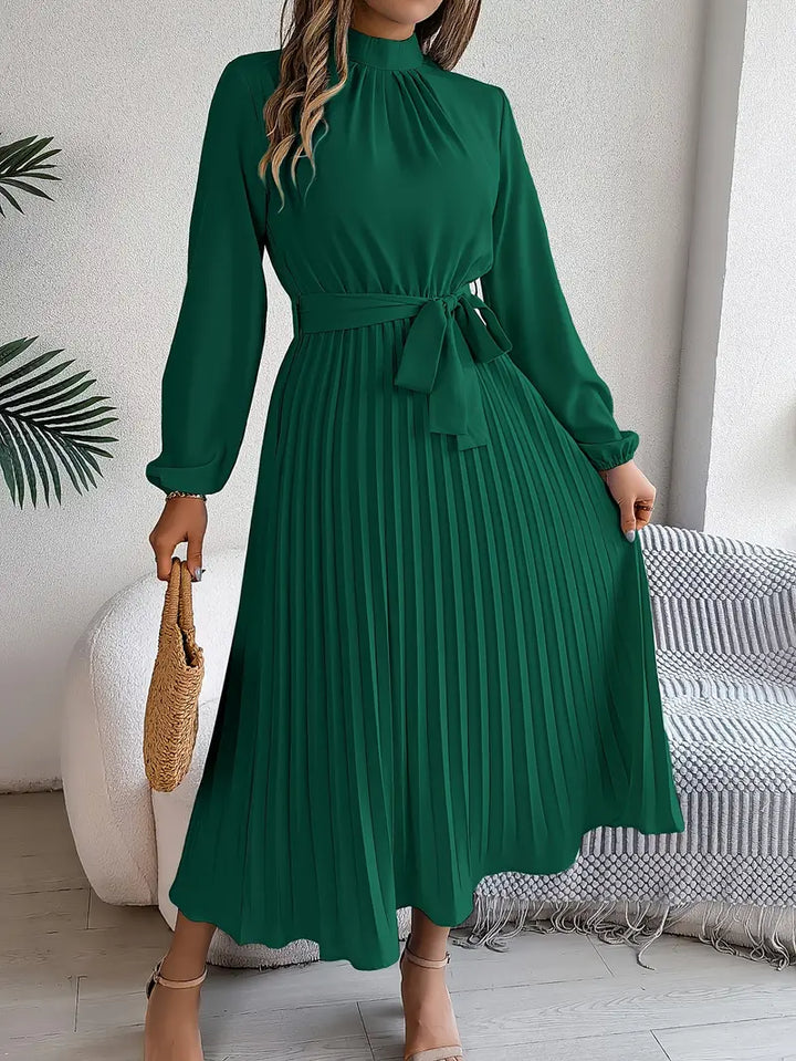 Grace – Elegantes Kleid mit hohem Kragen und definierter Silhouette