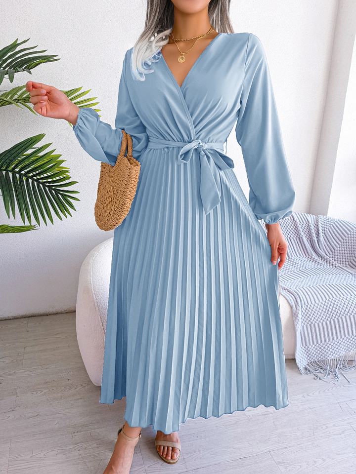 Grace – Elegantes Kleid mit hohem Kragen und definierter Silhouette
