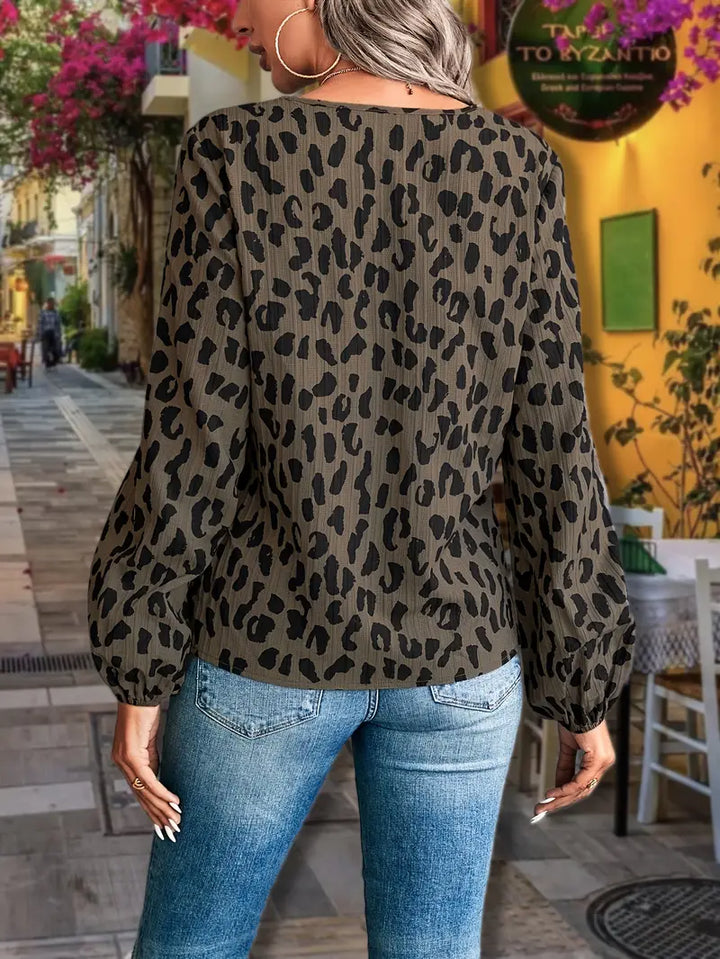 Kaia – Bluse mit V-Ausschnitt und markantem Design