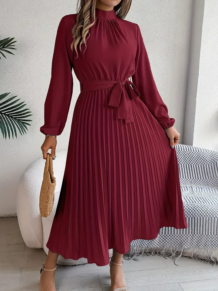 Grace – Elegantes Kleid mit hohem Kragen und definierter Silhouette
