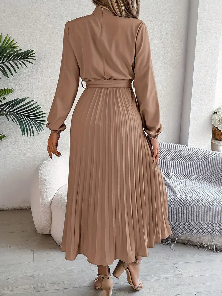 Grace – Elegantes Kleid mit hohem Kragen und definierter Silhouette