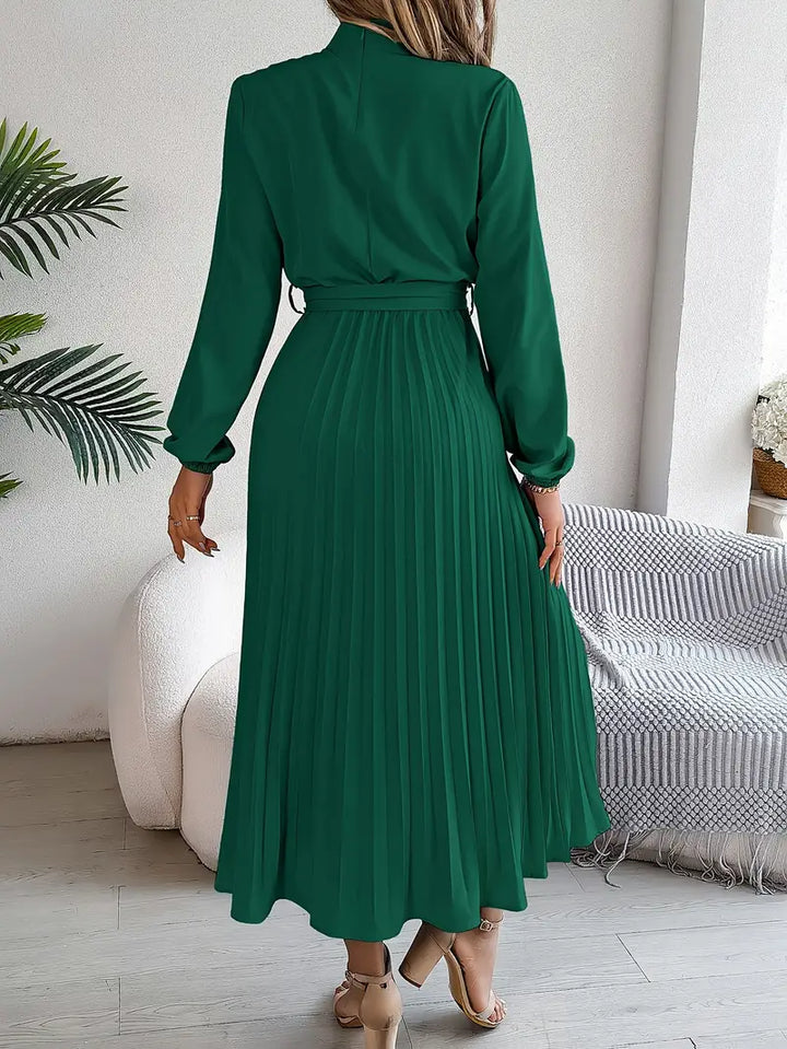 Grace – Elegantes Kleid mit hohem Kragen und definierter Silhouette