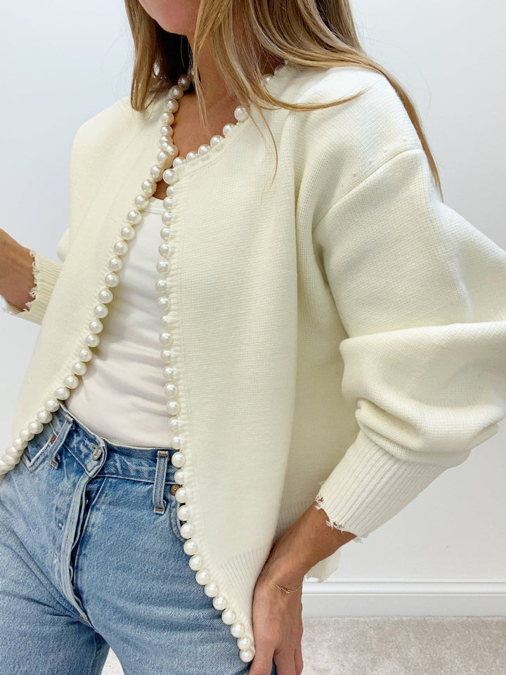 Vivien – Strickjacke mit Perlenapplikationen und Fransenabschluss