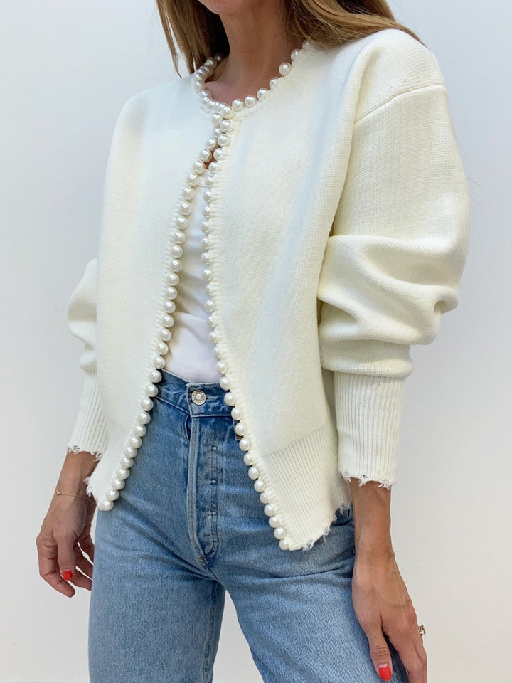 Vivien – Strickjacke mit Perlenapplikationen und Fransenabschluss