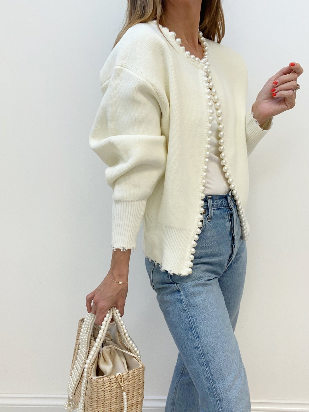 Vivien – Strickjacke mit Perlenapplikationen und Fransenabschluss