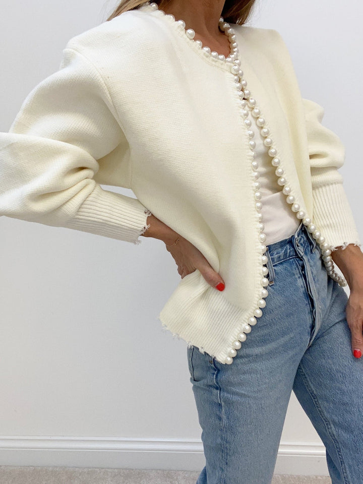 Vivien – Strickjacke mit Perlenapplikationen und Fransenabschluss