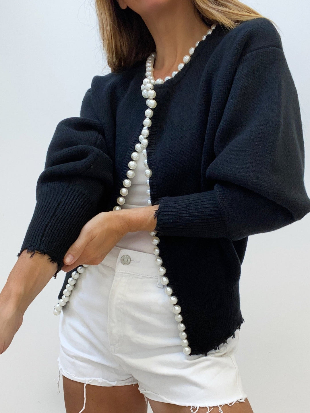 Vivien – Strickjacke mit Perlenapplikationen und Fransenabschluss