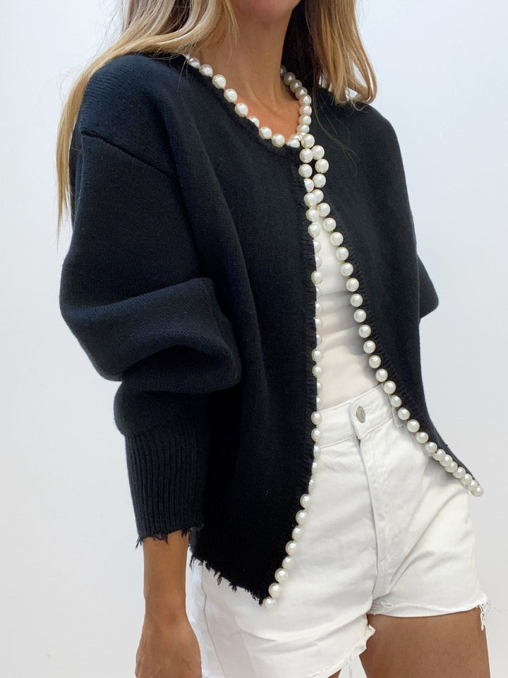Vivien – Strickjacke mit Perlenapplikationen und Fransenabschluss