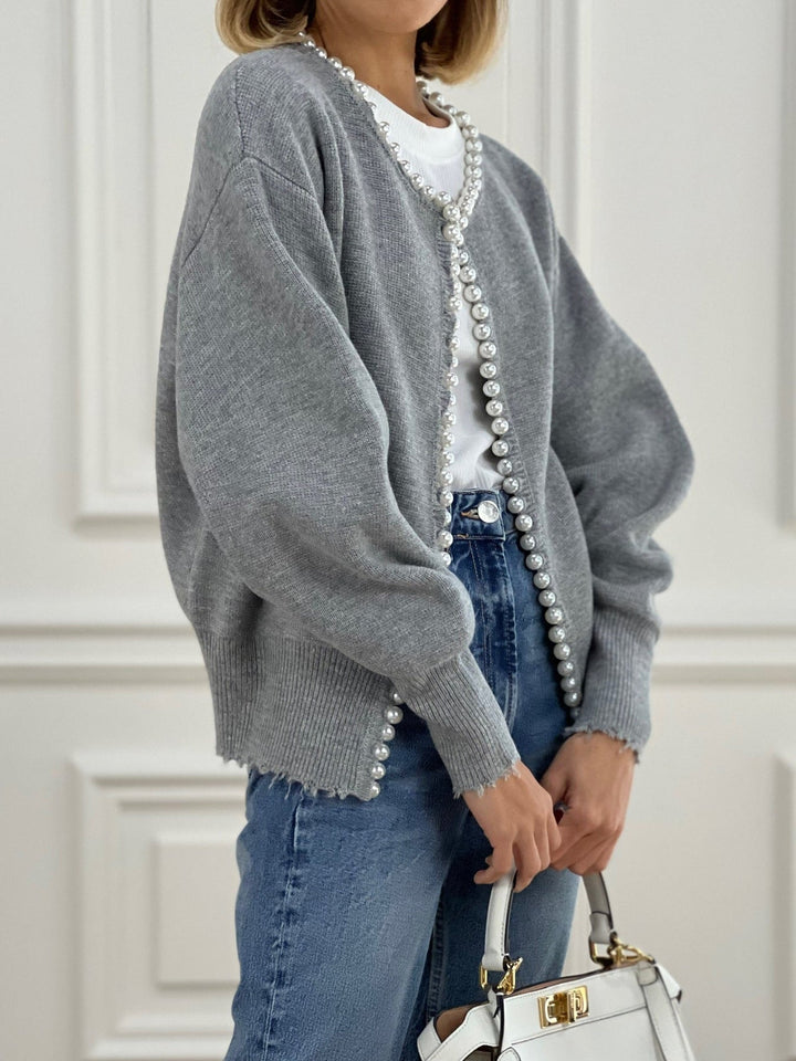Vivien – Strickjacke mit Perlenapplikationen und Fransenabschluss