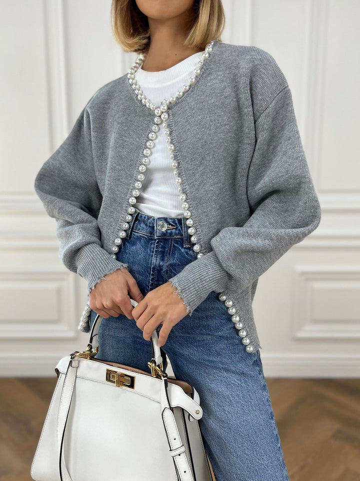 Vivien – Strickjacke mit Perlenapplikationen und Fransenabschluss