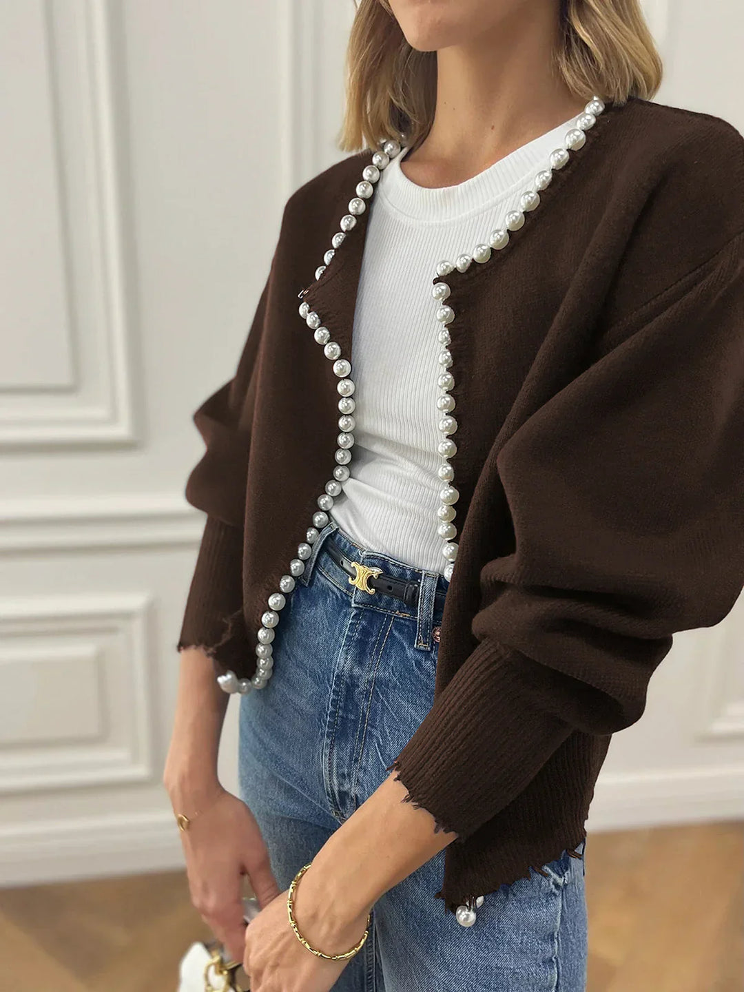 Vivien – Strickjacke mit Perlenapplikationen und Fransenabschluss
