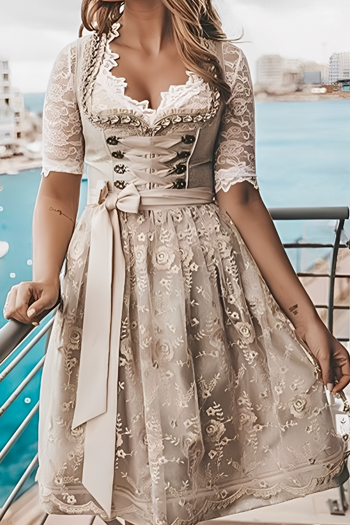 Maliny – Besonderes Damenoutfit mit Schürze und Bluse