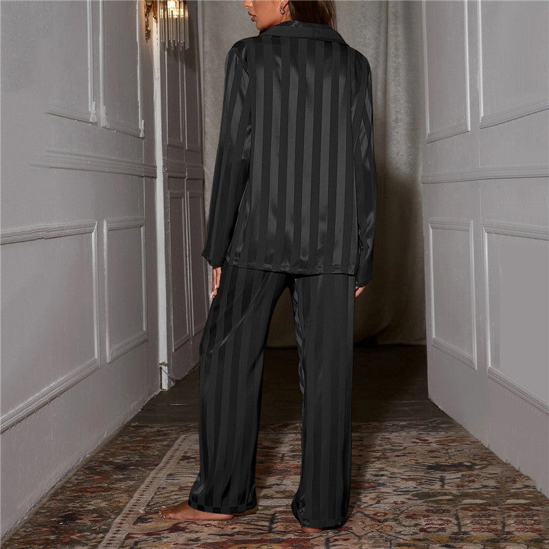 Damen-Seidenpyjama im stilvollen Design