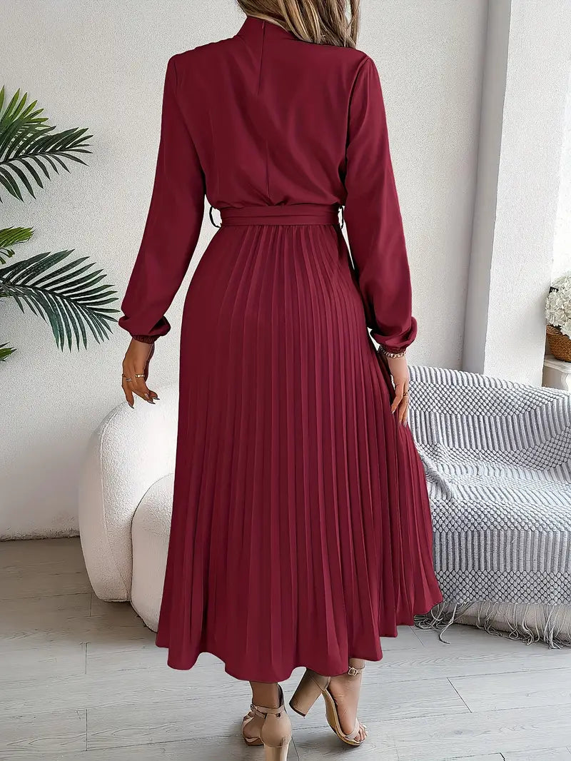 Grace – Elegantes Kleid mit hohem Kragen und definierter Silhouette