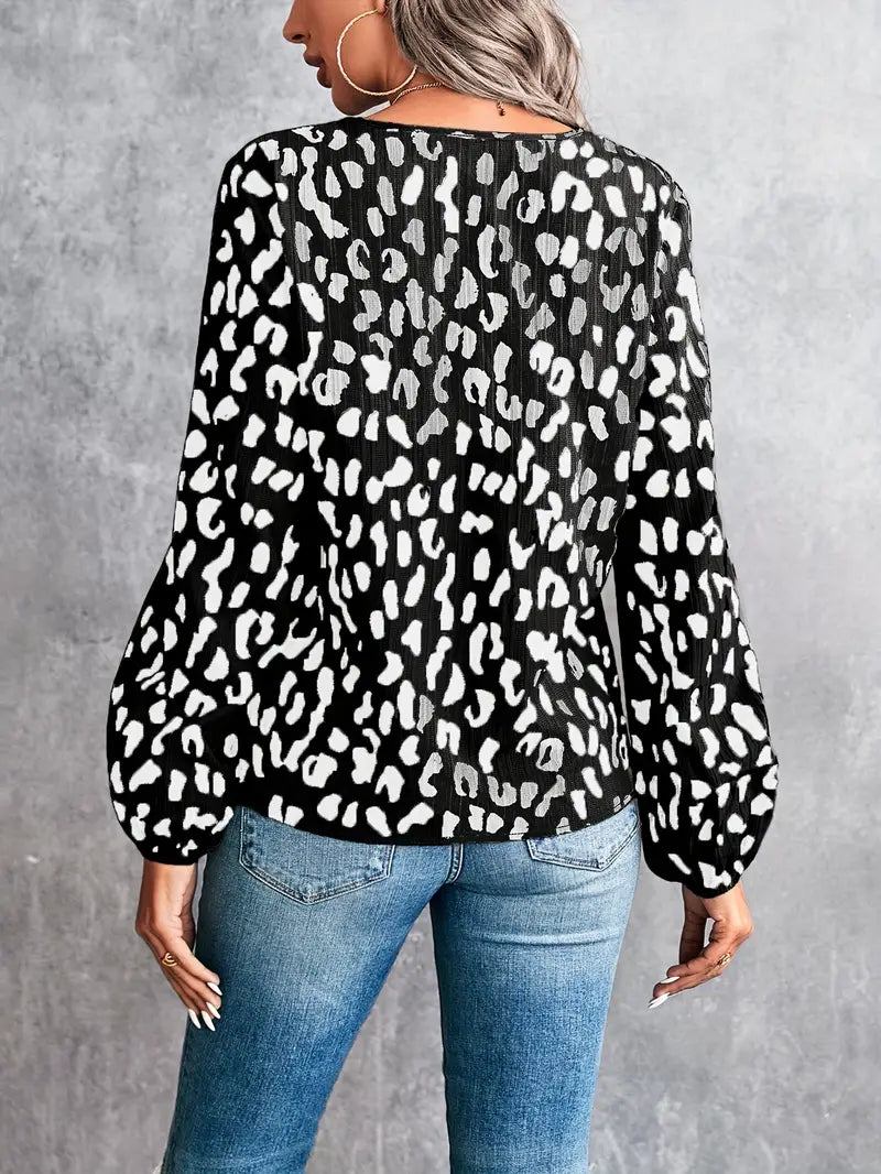 Kaia – Bluse mit V-Ausschnitt und markantem Design