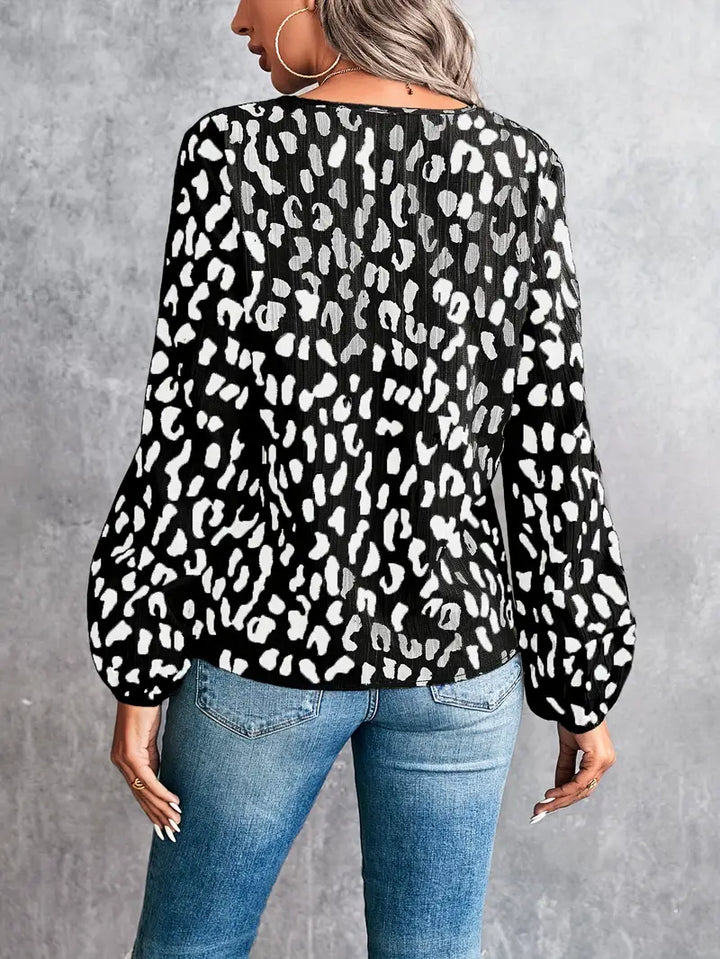 Kaia – Bluse mit V-Ausschnitt und markantem Design