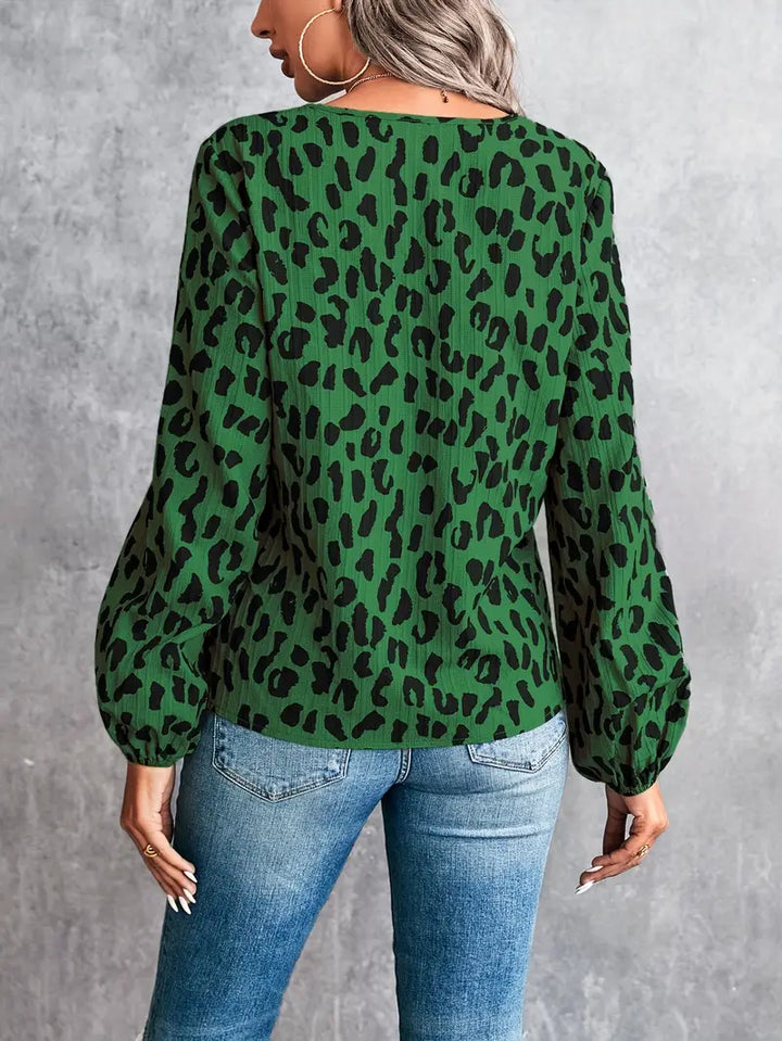 Kaia – Bluse mit V-Ausschnitt und markantem Design