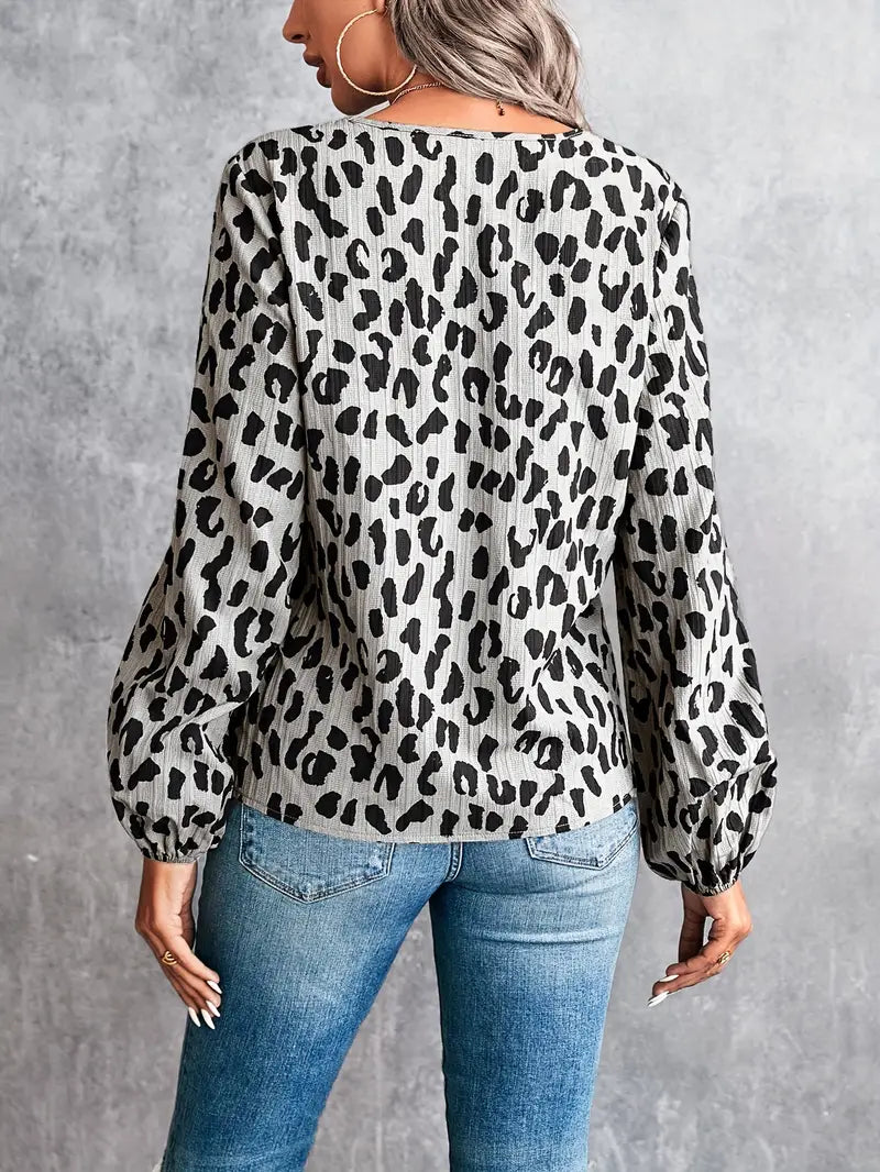 Kaia – Bluse mit V-Ausschnitt und markantem Design