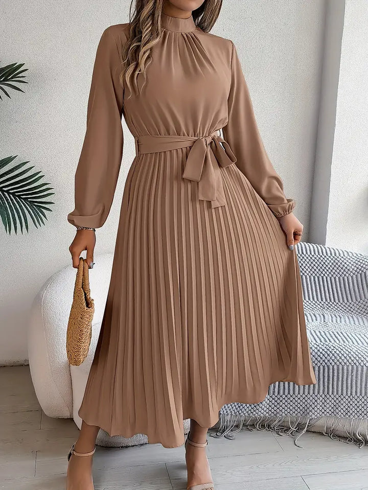 Grace – Elegantes Kleid mit hohem Kragen und definierter Silhouette