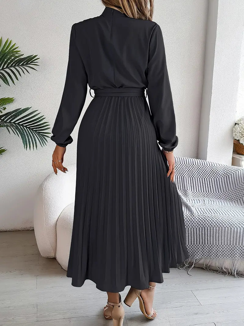 Grace – Elegantes Kleid mit hohem Kragen und definierter Silhouette