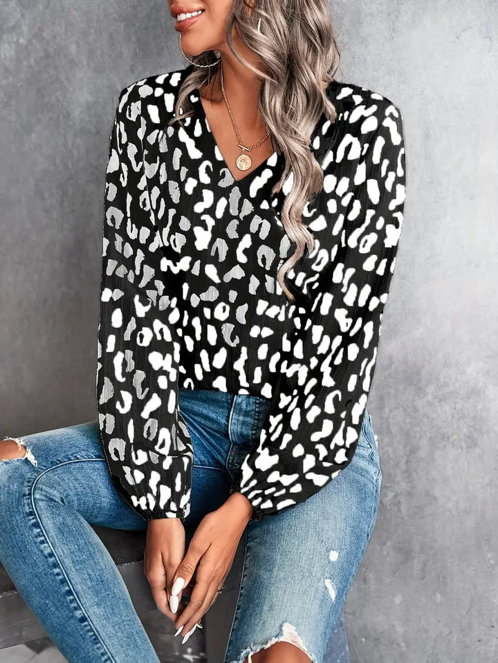 Kaia – Bluse mit V-Ausschnitt und markantem Design