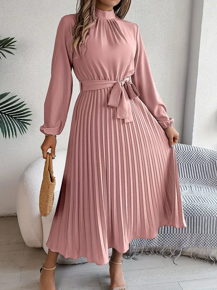 Grace – Elegantes Kleid mit hohem Kragen und definierter Silhouette