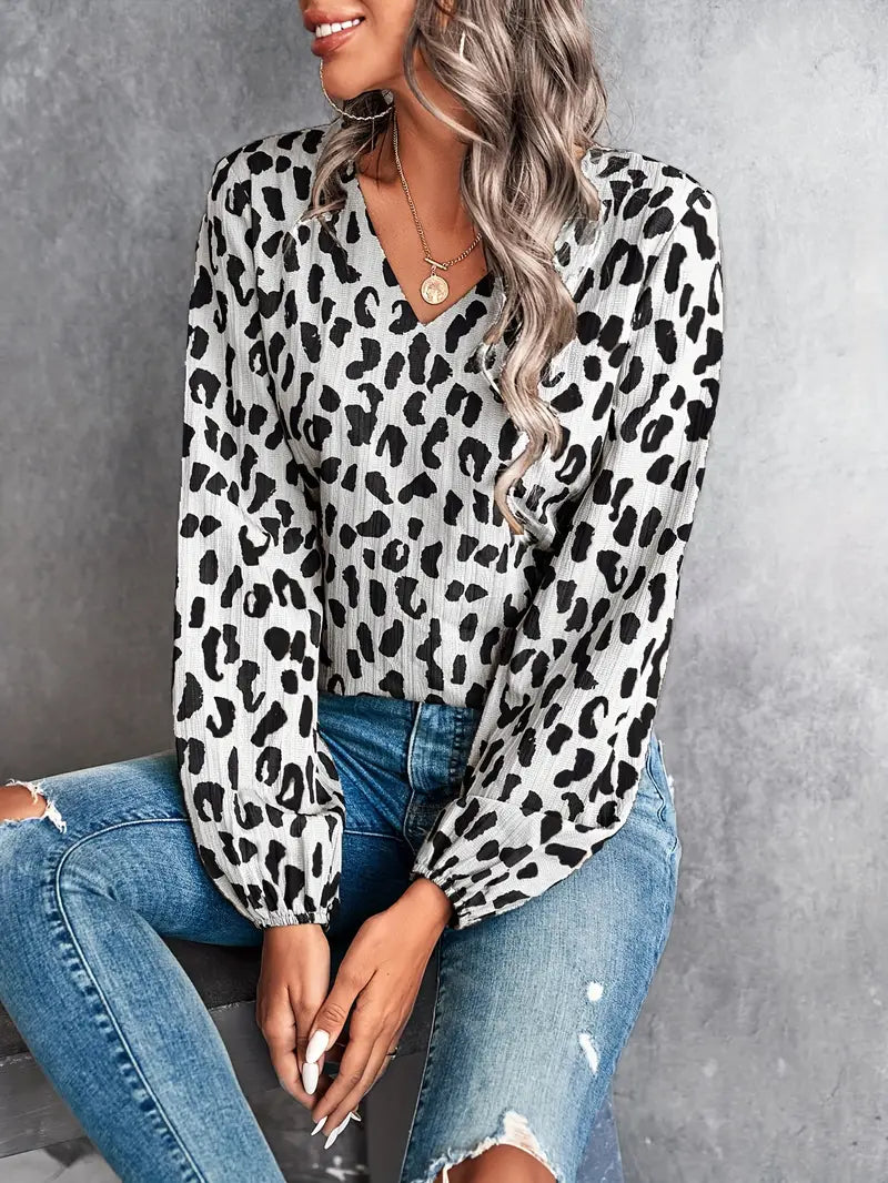 Kaia – Bluse mit V-Ausschnitt und markantem Design