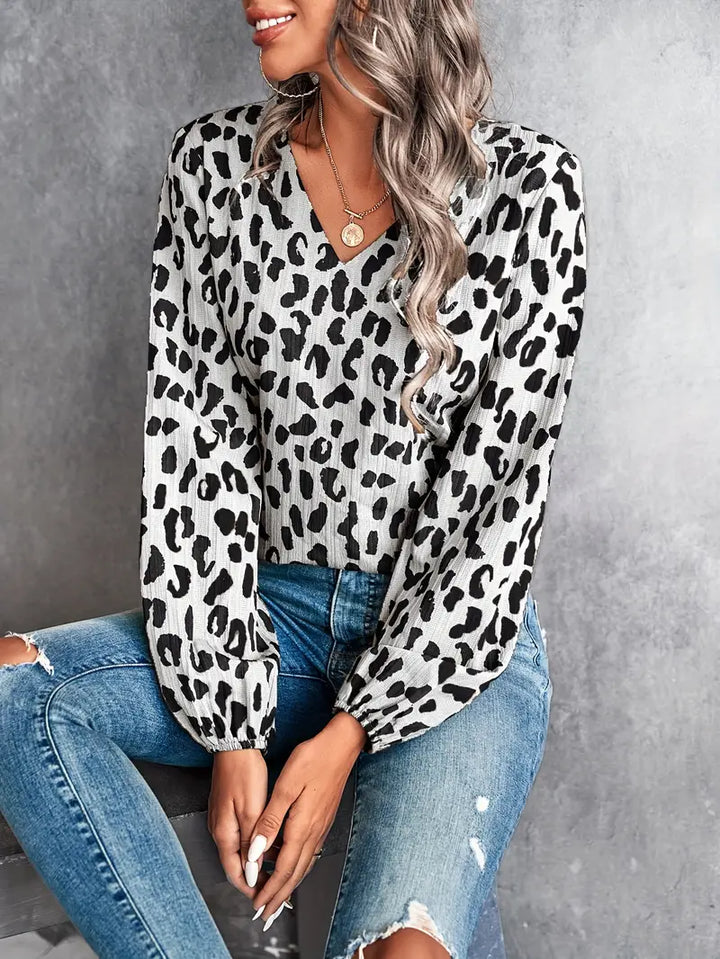 Kaia – Bluse mit V-Ausschnitt und markantem Design