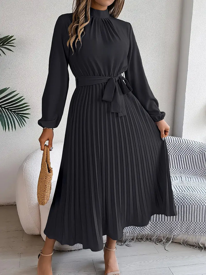 Grace – Elegantes Kleid mit hohem Kragen und definierter Silhouette