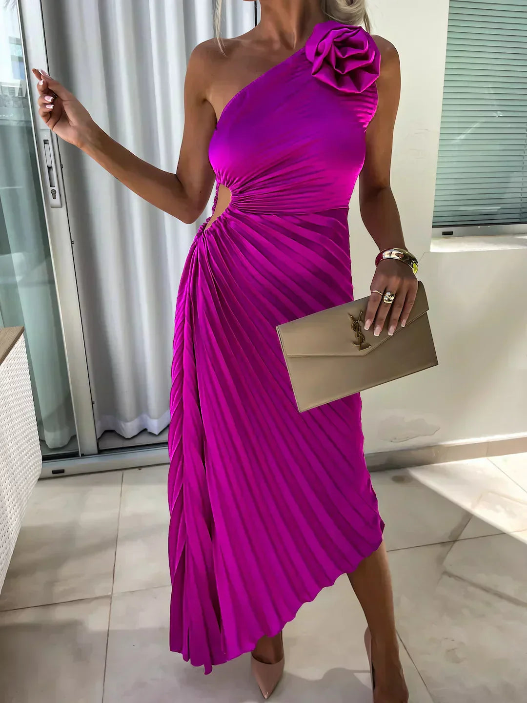 Agatha - Elegantes Kleid mit Falten und Schulterdetails