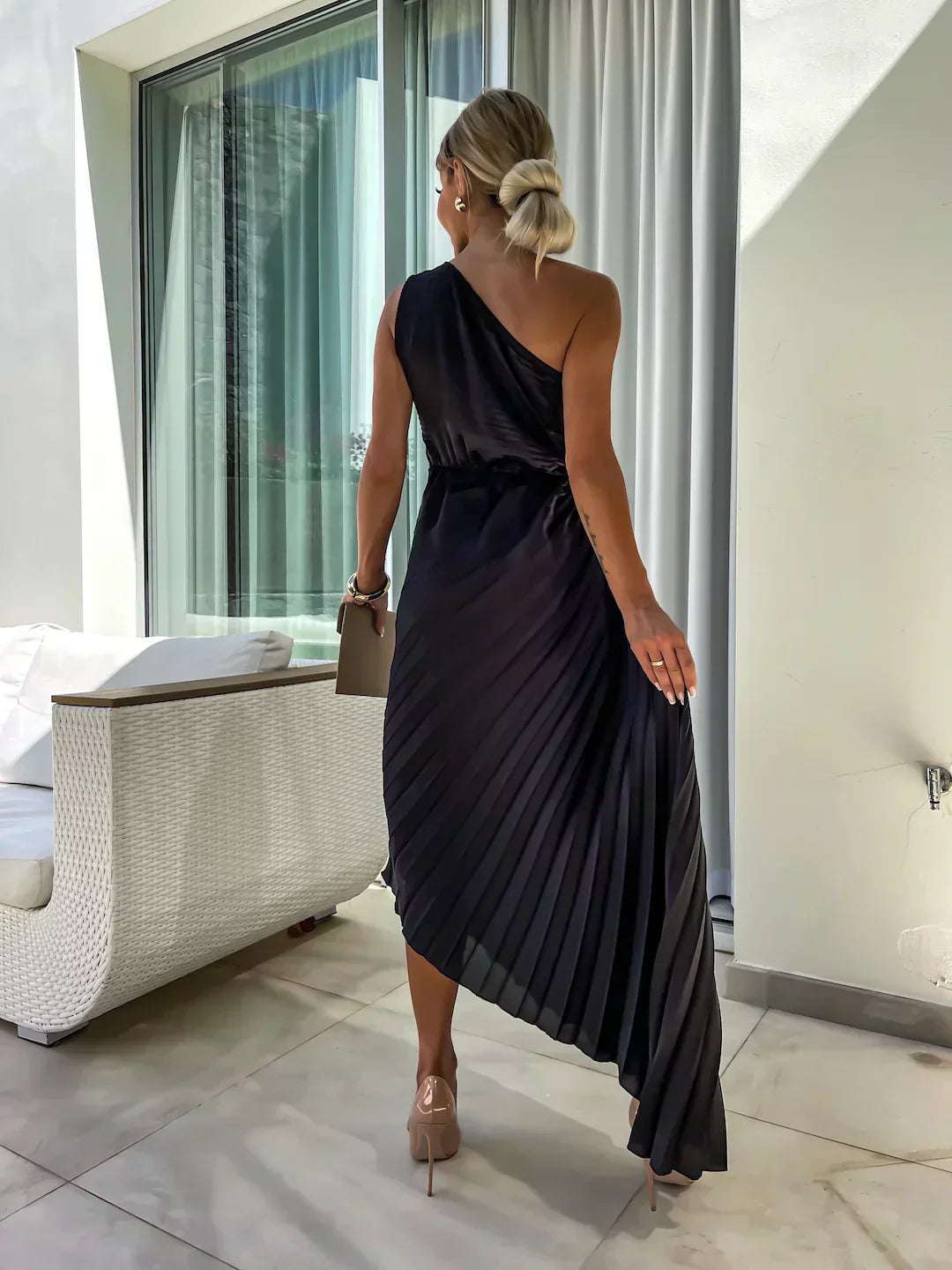 Agatha - Elegantes Kleid mit Falten und Schulterdetails