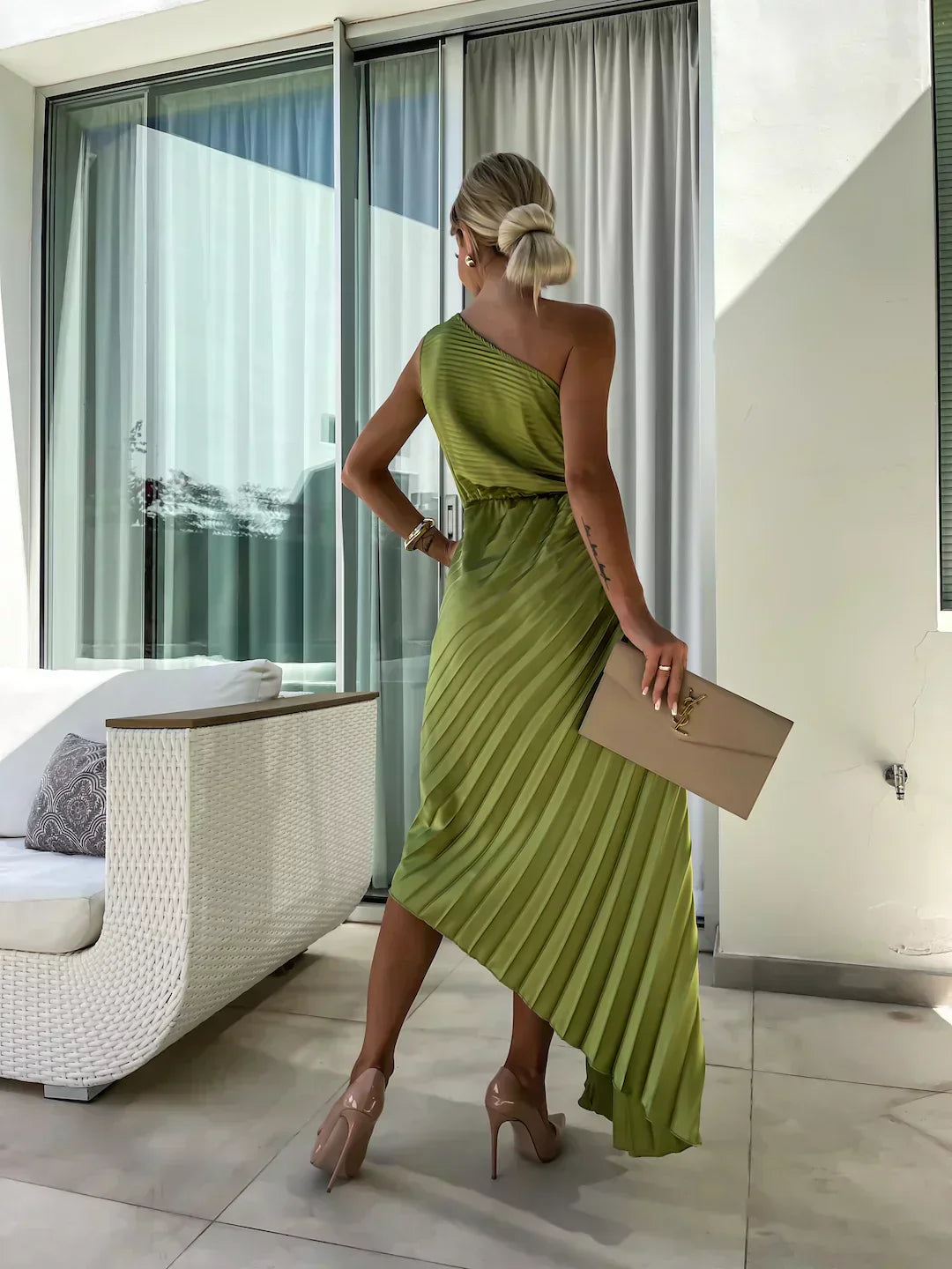 Agatha - Elegantes Kleid mit Falten und Schulterdetails