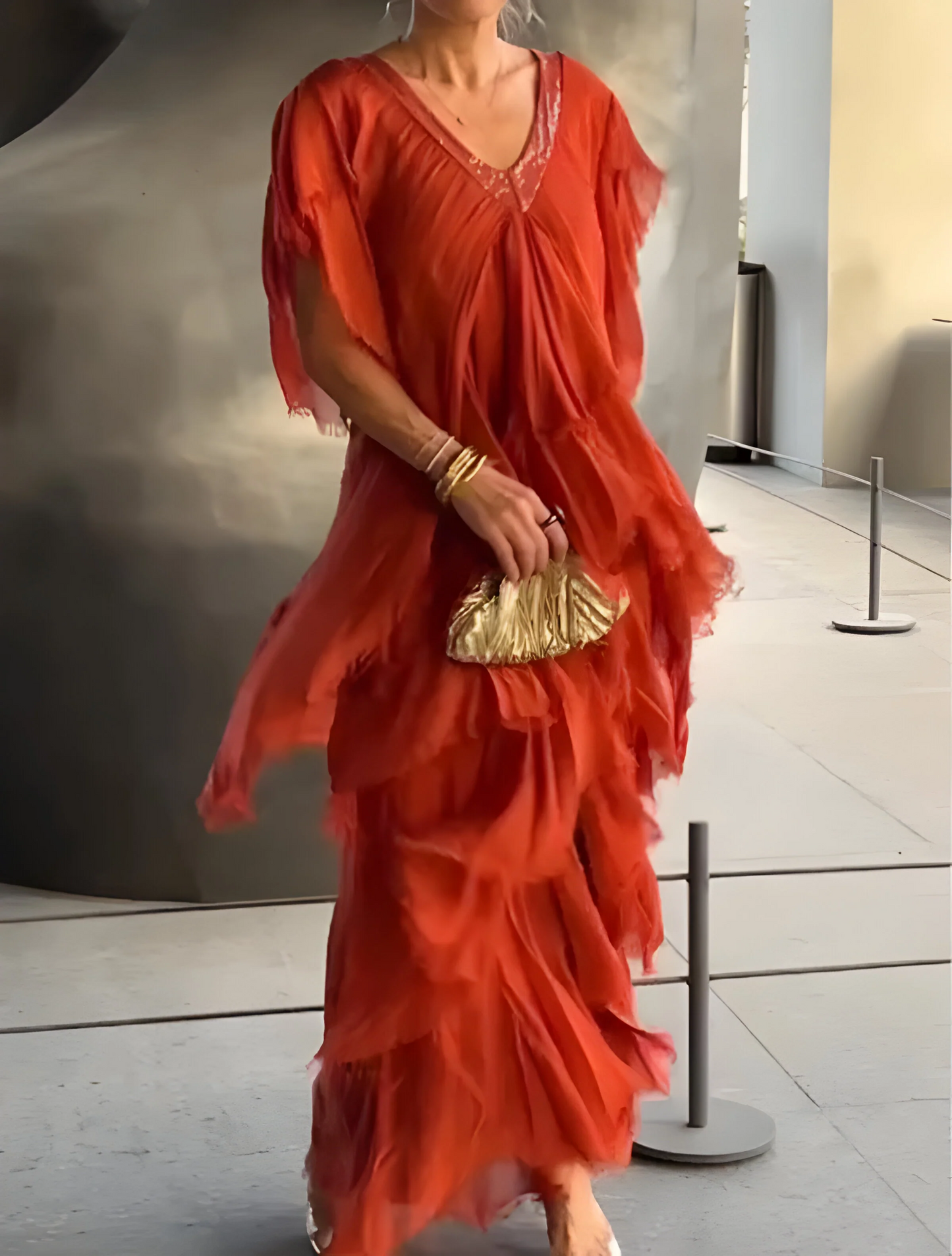 Rizza - Plissiertes Kleid mit V-Ausschnitt und Fluss