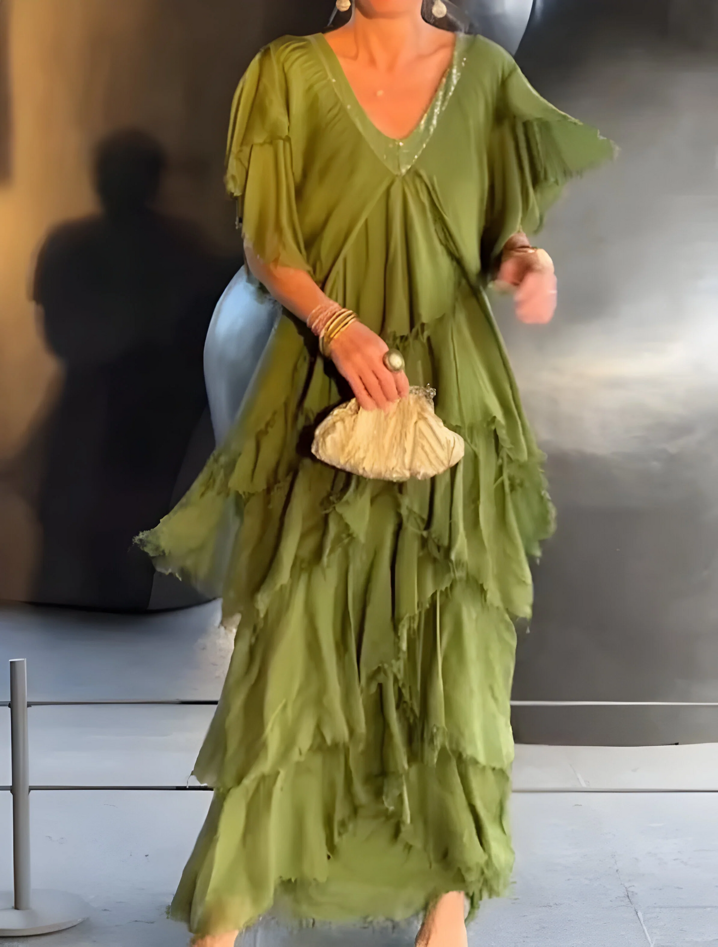 Rizza - Plissiertes Kleid mit V-Ausschnitt und Fluss