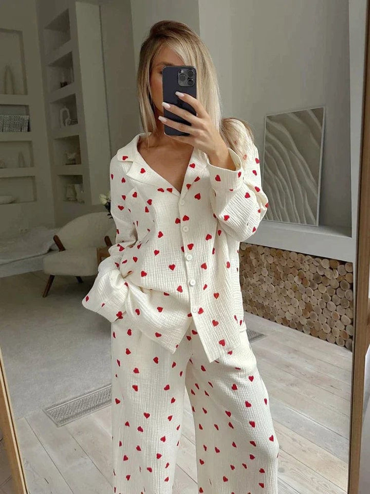 Lola – Schicker Pyjama mit Herzmustern