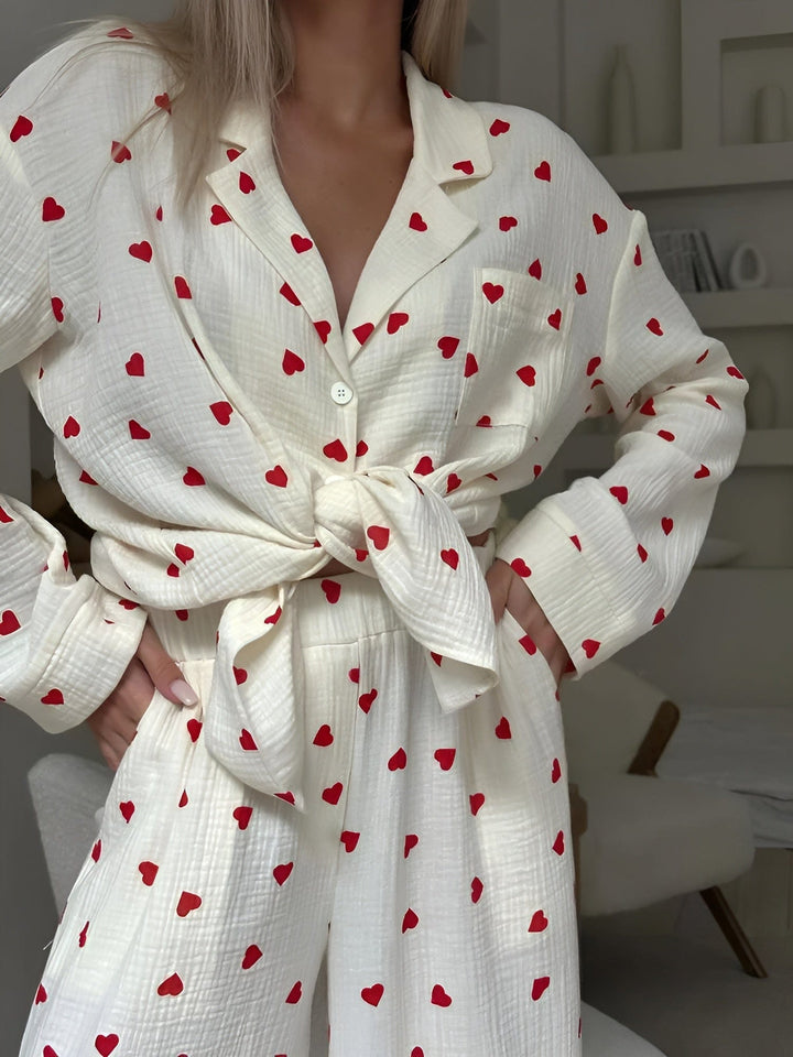 Lola – Schicker Pyjama mit Herzmustern